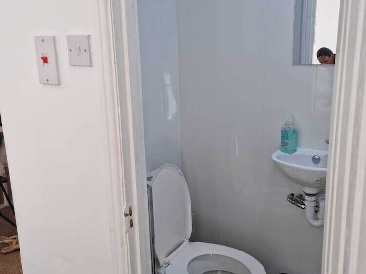 레지던스 Immaculate 4 Bed House In Southampton