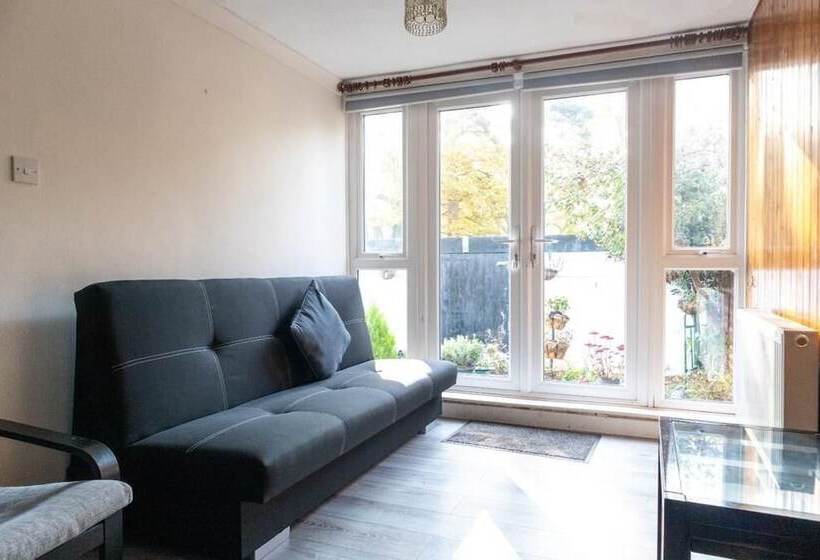 레지던스 Immaculate 4 Bed House In Southampton