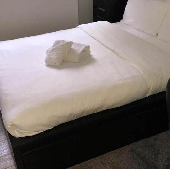 레지던스 Immaculate 4 Bed House In Southampton