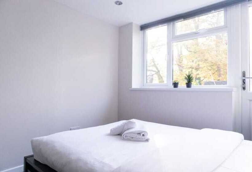 레지던스 Immaculate 4 Bed House In Southampton