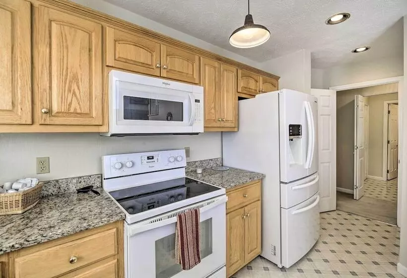 Secluded Mountain City Home W/ Deck & Views!