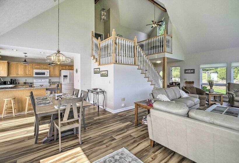 Secluded Mountain City Home W/ Deck & Views!