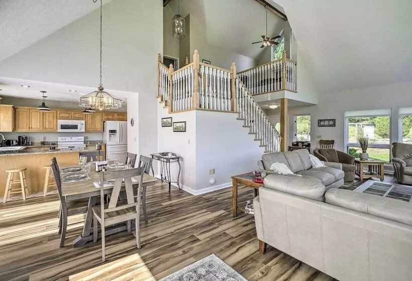 Secluded Mountain City Home W/ Deck & Views!