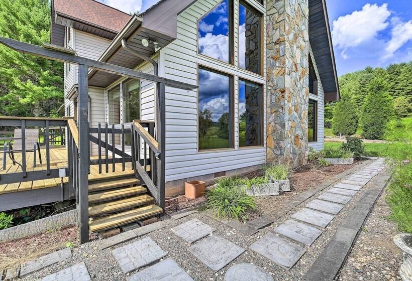 Secluded Mountain City Home W/ Deck & Views!