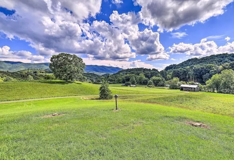 Secluded Mountain City Home W/ Deck & Views!