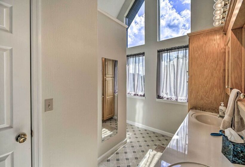 Secluded Mountain City Home W/ Deck & Views!