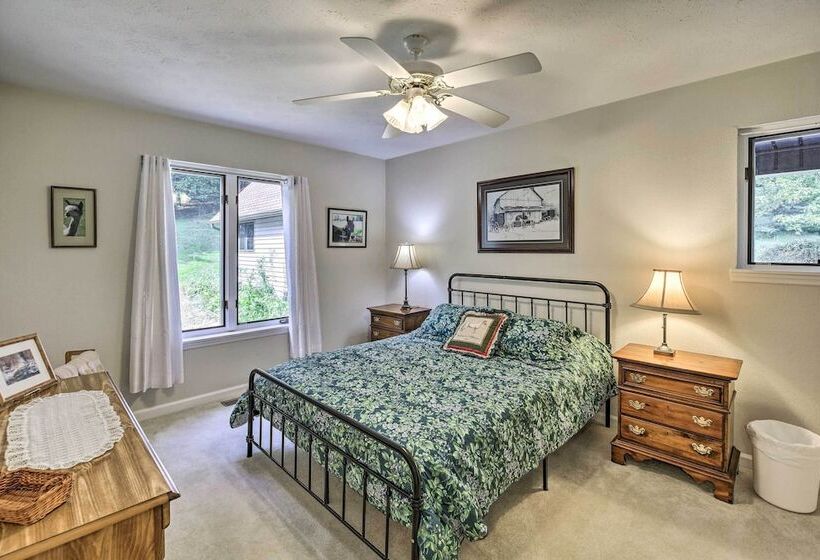 Secluded Mountain City Home W/ Deck & Views!