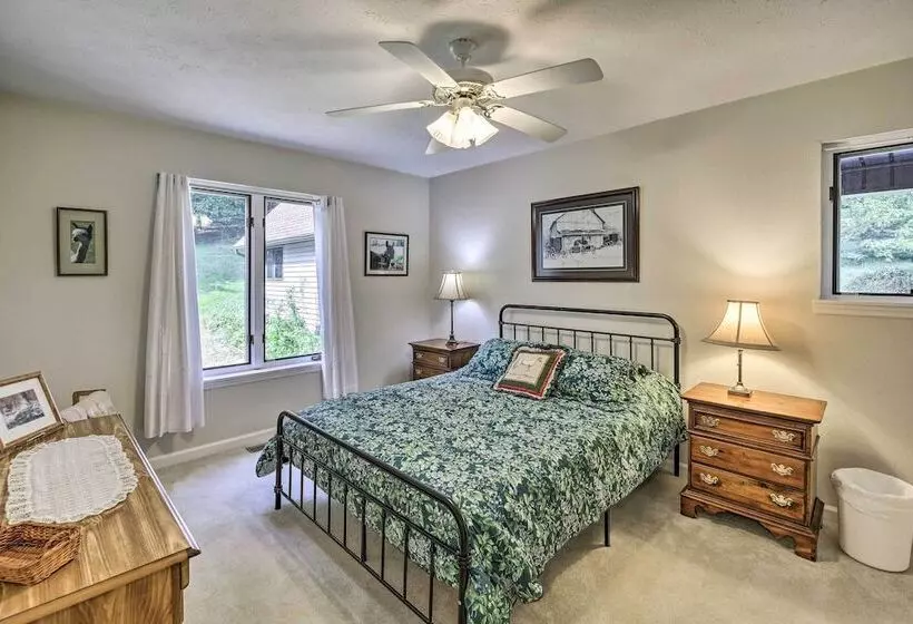 Secluded Mountain City Home W/ Deck & Views!