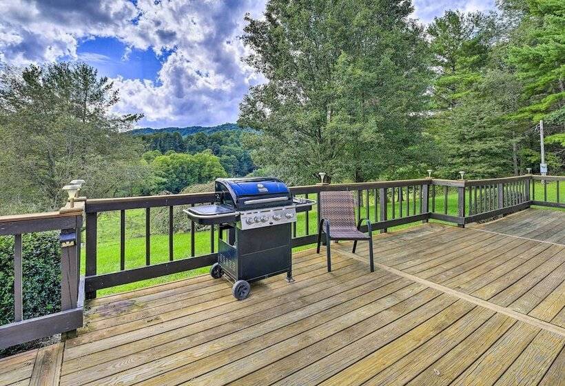 Secluded Mountain City Home W/ Deck & Views!
