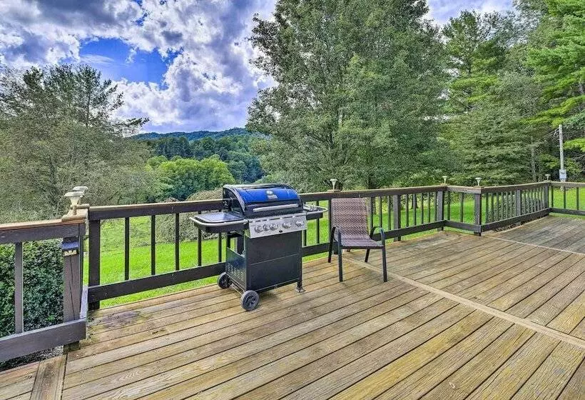 Secluded Mountain City Home W/ Deck & Views!