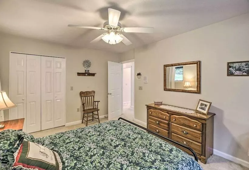 Secluded Mountain City Home W/ Deck & Views!