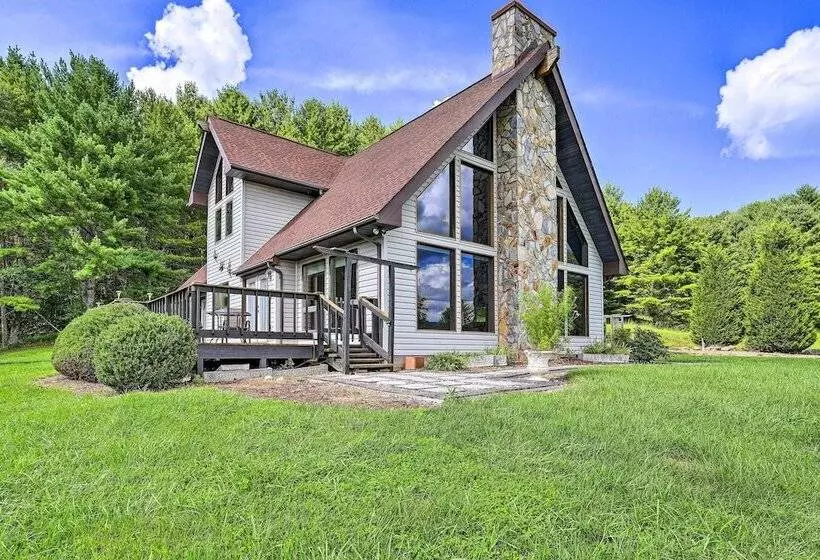 Secluded Mountain City Home W/ Deck & Views!