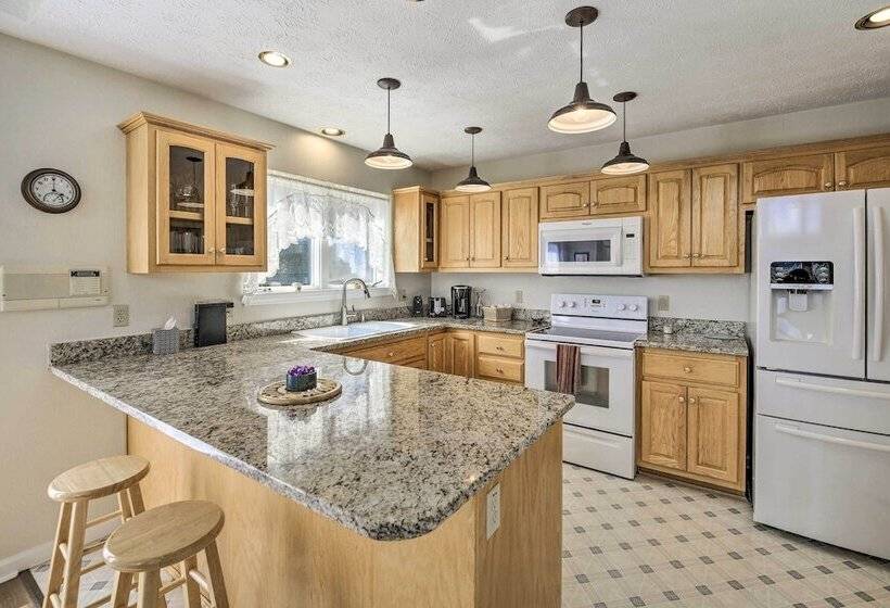 Secluded Mountain City Home W/ Deck & Views!