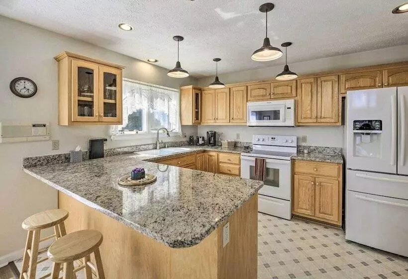 Secluded Mountain City Home W/ Deck & Views!