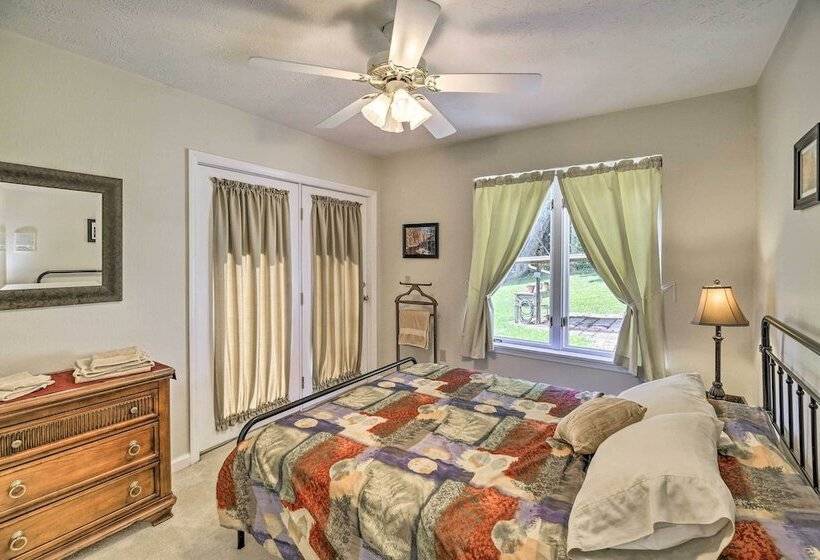 Secluded Mountain City Home W/ Deck & Views!