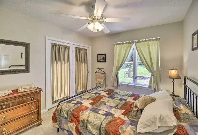 Secluded Mountain City Home W/ Deck & Views!