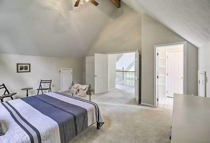 Secluded Mountain City Home W/ Deck & Views!