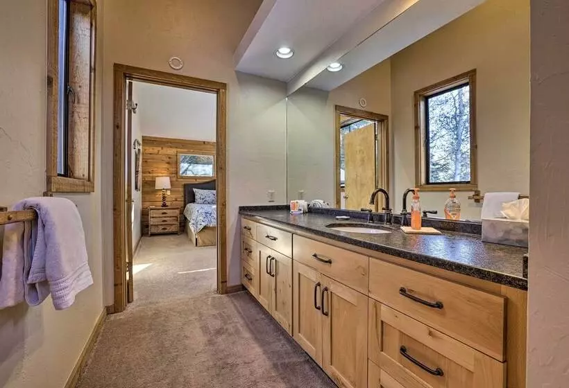 Serene Ski Retreat   3 Miles To Sun Valley Resort!