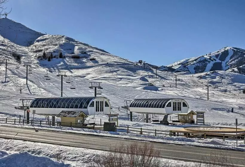 Serene Ski Retreat   3 Miles To Sun Valley Resort!
