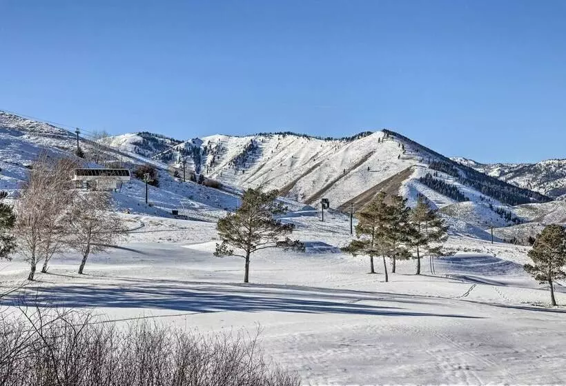 Serene Ski Retreat   3 Miles To Sun Valley Resort!