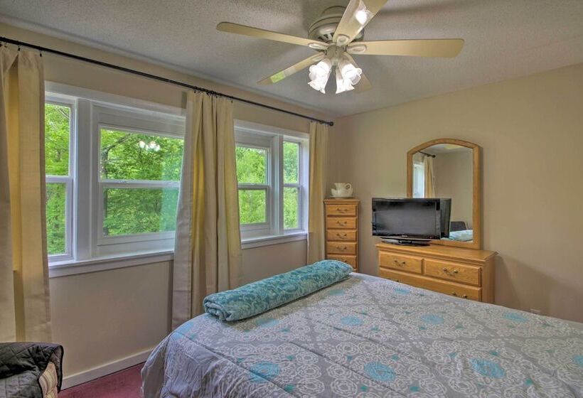 White Mountains Home W/ Hot Tub   Walk To Town!