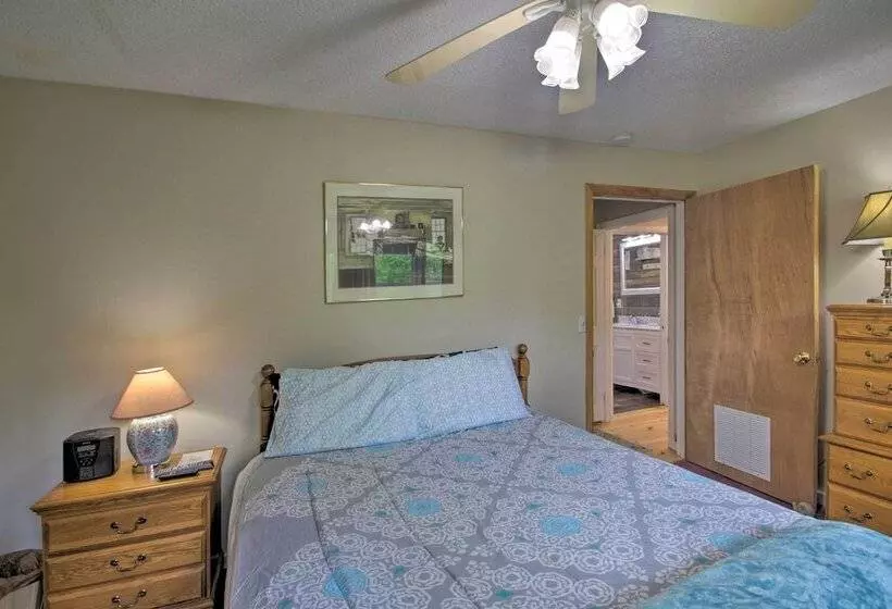 White Mountains Home W/ Hot Tub   Walk To Town!