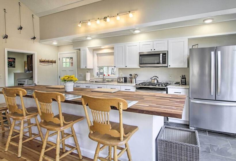 White Mountains Home W/ Hot Tub   Walk To Town!