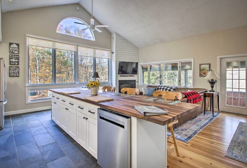 White Mountains Home W/ Hot Tub   Walk To Town!