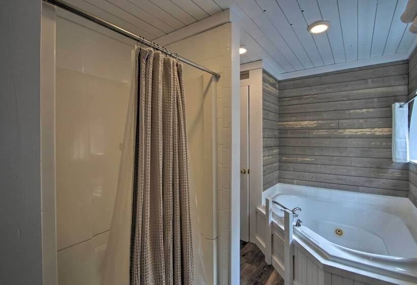 White Mountains Home W/ Hot Tub   Walk To Town!