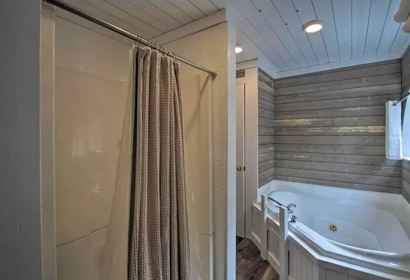 White Mountains Home W/ Hot Tub   Walk To Town!