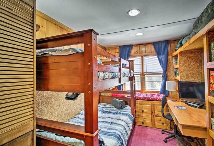 White Mountains Home W/ Hot Tub   Walk To Town!