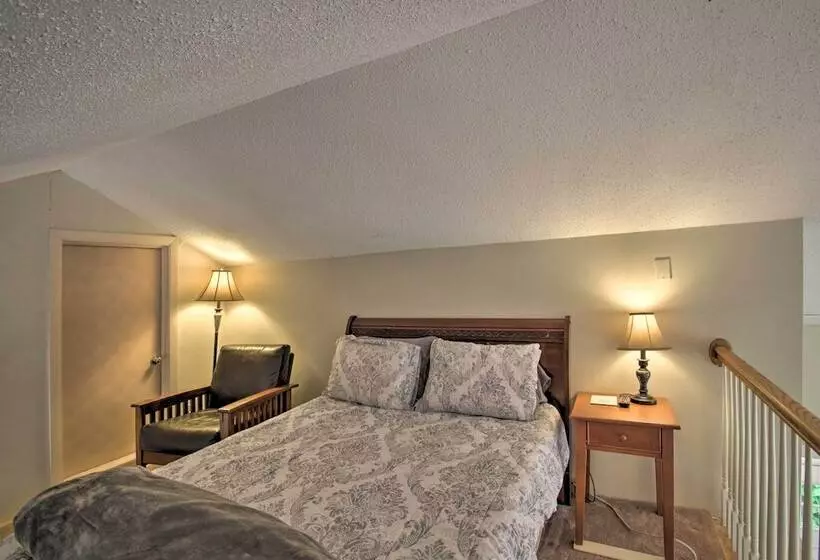 White Mountains Home W/ Hot Tub   Walk To Town!