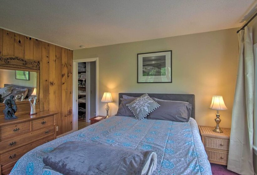 White Mountains Home W/ Hot Tub   Walk To Town!