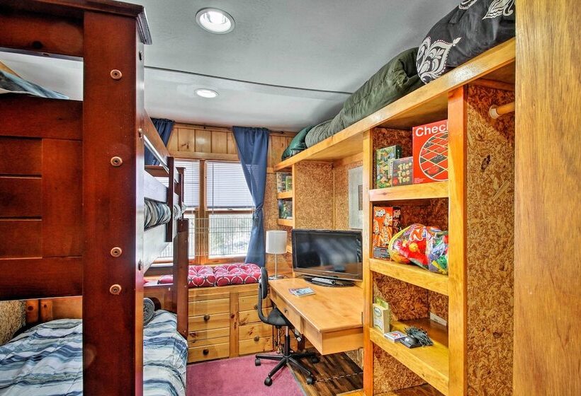 White Mountains Home W/ Hot Tub   Walk To Town!