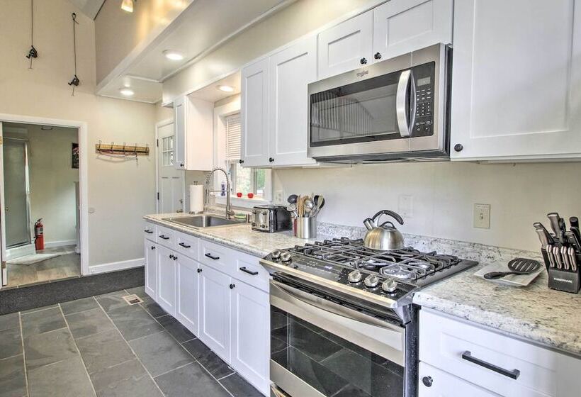 White Mountains Home W/ Hot Tub   Walk To Town!