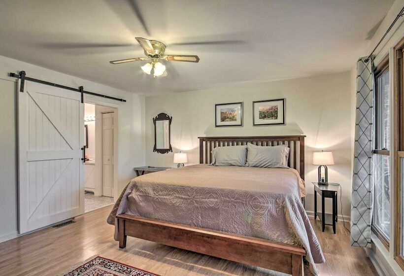 Sunny Lakefront Escape In Prosperity W/ Dock!