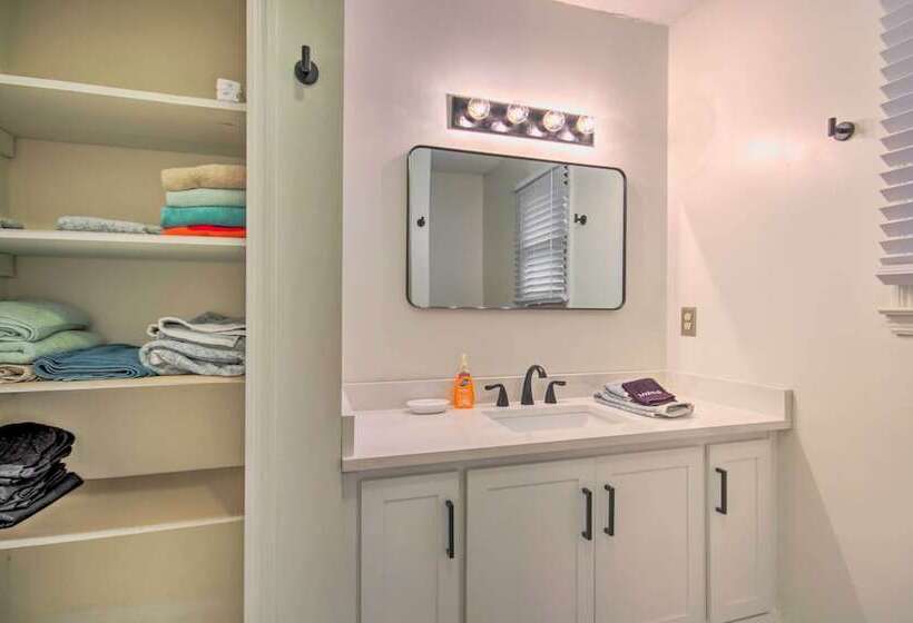 Sunny Lakefront Escape In Prosperity W/ Dock!