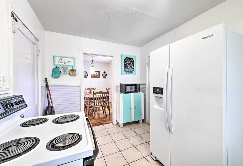 Yard W/ Bbq Pit: Getaway Near Dtwn Temple!