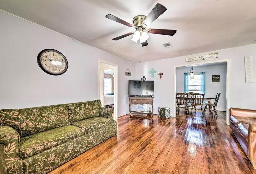 Yard W/ Bbq Pit: Getaway Near Dtwn Temple!