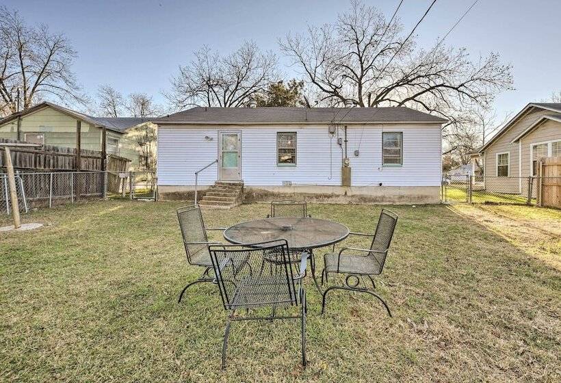 Yard W/ Bbq Pit: Getaway Near Dtwn Temple!