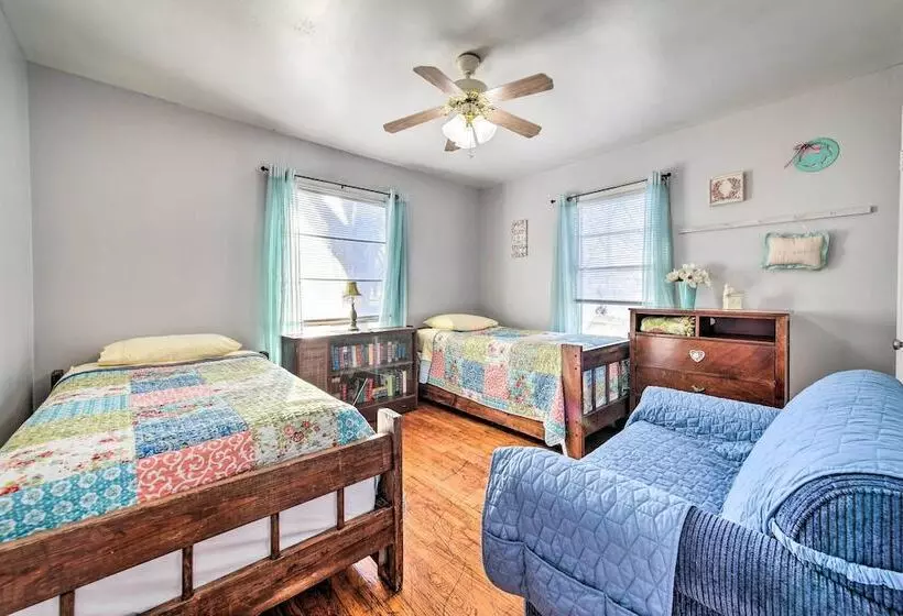 Yard W/ Bbq Pit: Getaway Near Dtwn Temple!