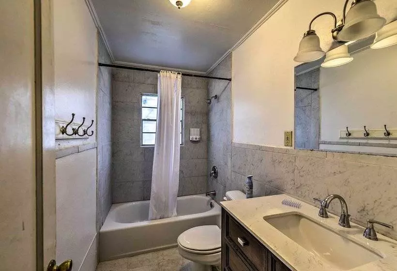 Yard W/ Bbq Pit: Getaway Near Dtwn Temple!