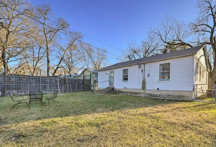Yard W/ Bbq Pit: Getaway Near Dtwn Temple!