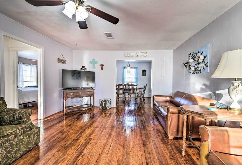 Yard W/ Bbq Pit: Getaway Near Dtwn Temple!