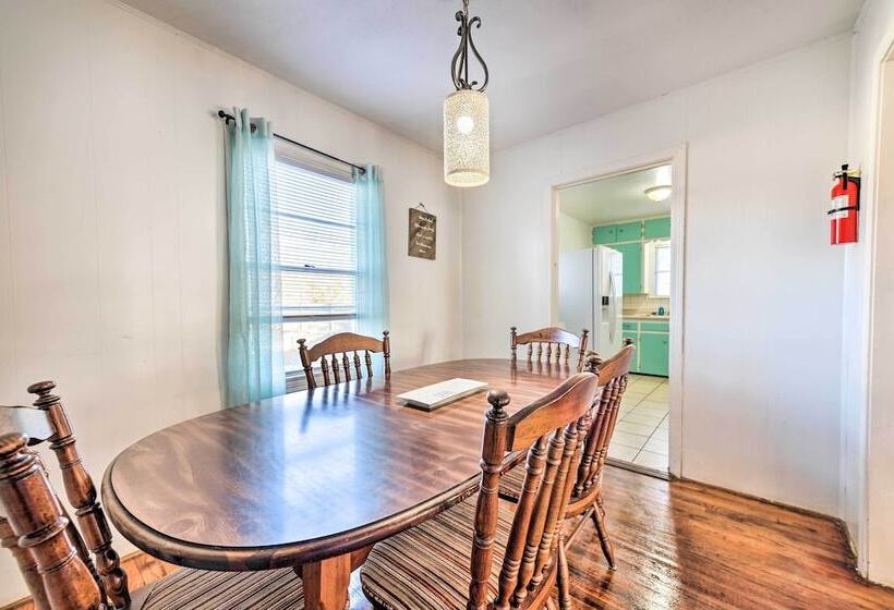 Yard W/ Bbq Pit: Getaway Near Dtwn Temple!