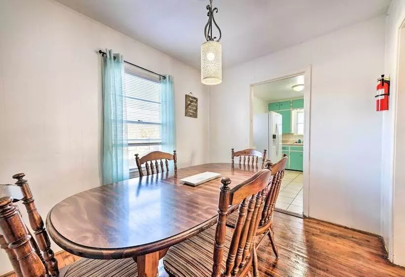 Yard W/ Bbq Pit: Getaway Near Dtwn Temple!