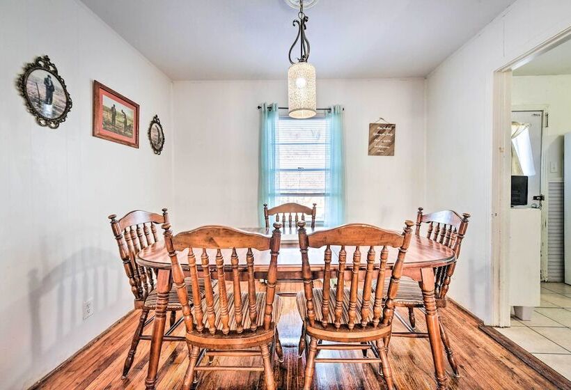 Yard W/ Bbq Pit: Getaway Near Dtwn Temple!