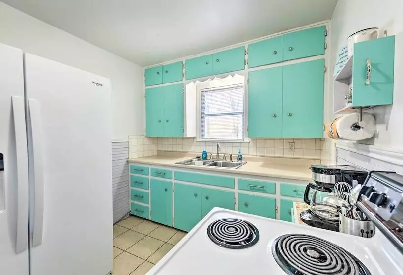 Yard W/ Bbq Pit: Getaway Near Dtwn Temple!