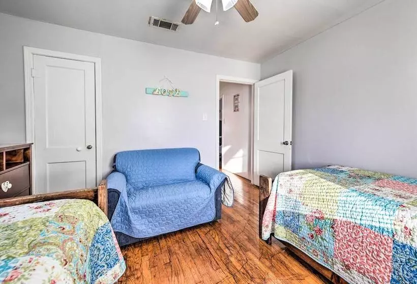 Yard W/ Bbq Pit: Getaway Near Dtwn Temple!