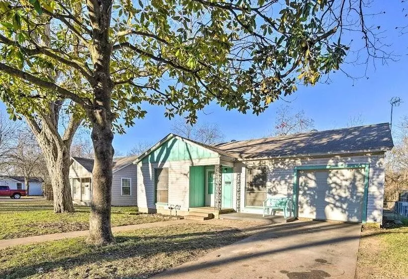 Yard W/ Bbq Pit: Getaway Near Dtwn Temple!